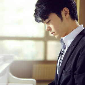 日本护士解开乳罩喂奶
